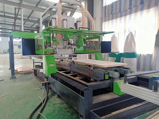 Carga y descarga automática de puertas de madera