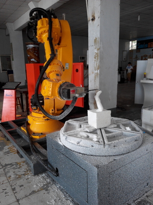 acheter Les robots sculptent les prothèses des membres en mousse online manufacture