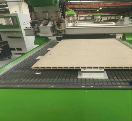 Máquina de grabado de puertas de madera de plástico
