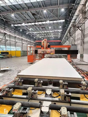 Máquina de grabado de cartón compuesto de panel de cabina de camión refrigerado RV