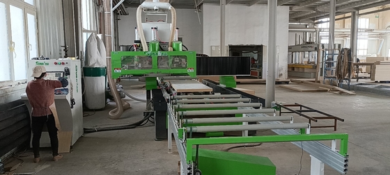 Máquina de grabado de puertas de madera de carga y descarga automática